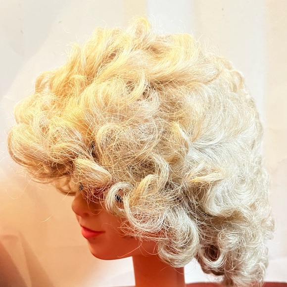 Paula Young Morning Glory Size A 1063 Curly Short Wig Golden Wheat Ash Blonde - Picture 8 of 10